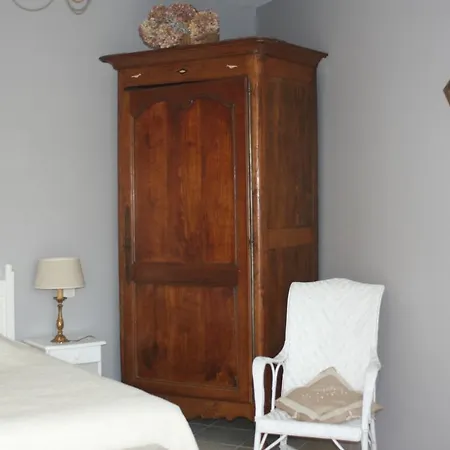 Au Paradis Des Hotes
